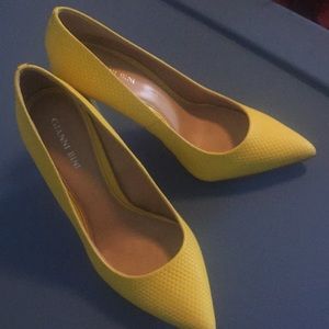 Gianni Bini yellow electric shoes